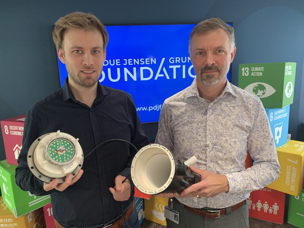 Christian Smith og Bo Højris fremviser prototype på UV LED reaktor.