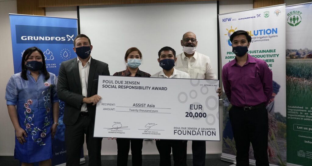 ASSIST Asia receives a grant of 20,000 EUR from the Foundation. From left: Karen Kristy Ople, Jonathan Breton, Mary Anne Racoma (Head of Social Actions, ASSIST), Gilbert Luna, Sreenivas Narayanan (Managing Director, ASSIST), Jerrald Santos.