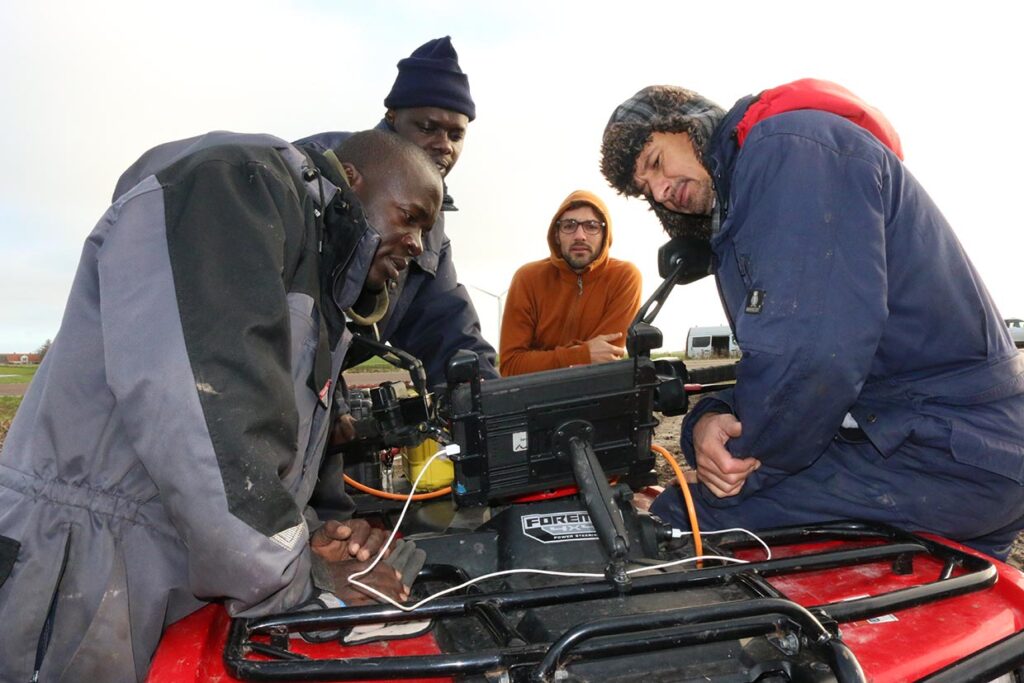 Forskningsassistent Rune Kraghede er ved at kortlægge undergrunden i nærheden af Dølby kirke, lidt uden for Skive, sammen med Cornelius Kitayi, Riaman Pchumba og projektleder i Water Mission André Mergenthaler