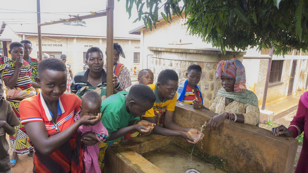 Visitors of Sigu Health Centre at the water point.