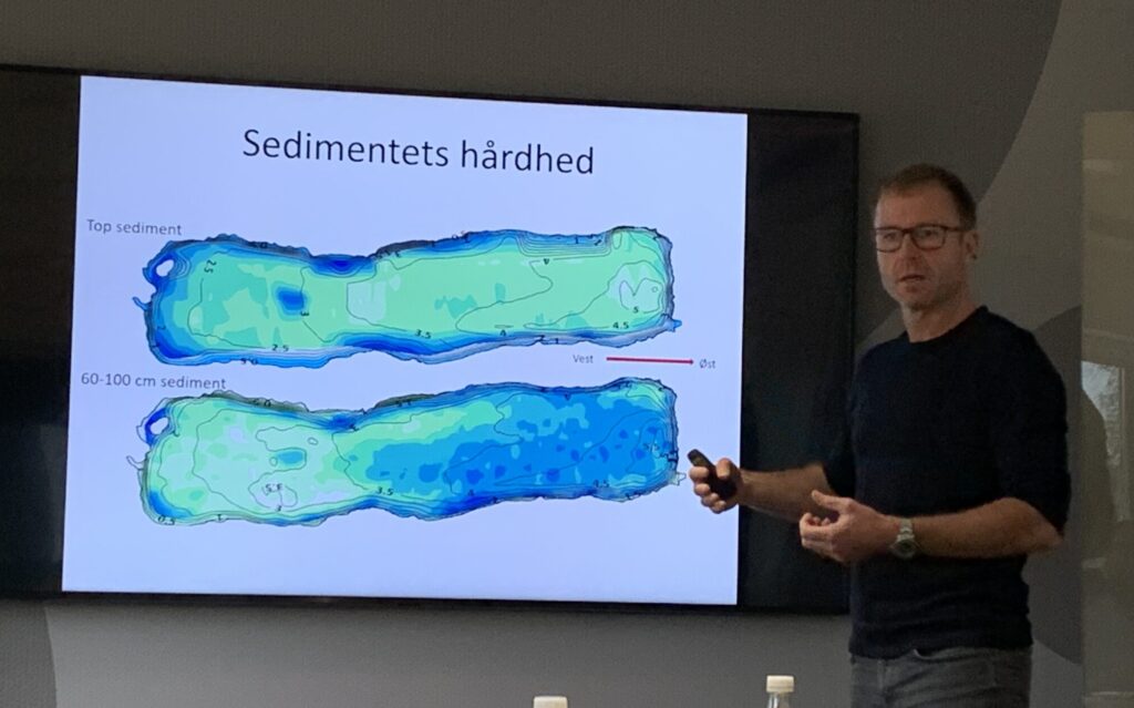 Kasper Reitlzel fremviser model over sedimentets hårdhed. 