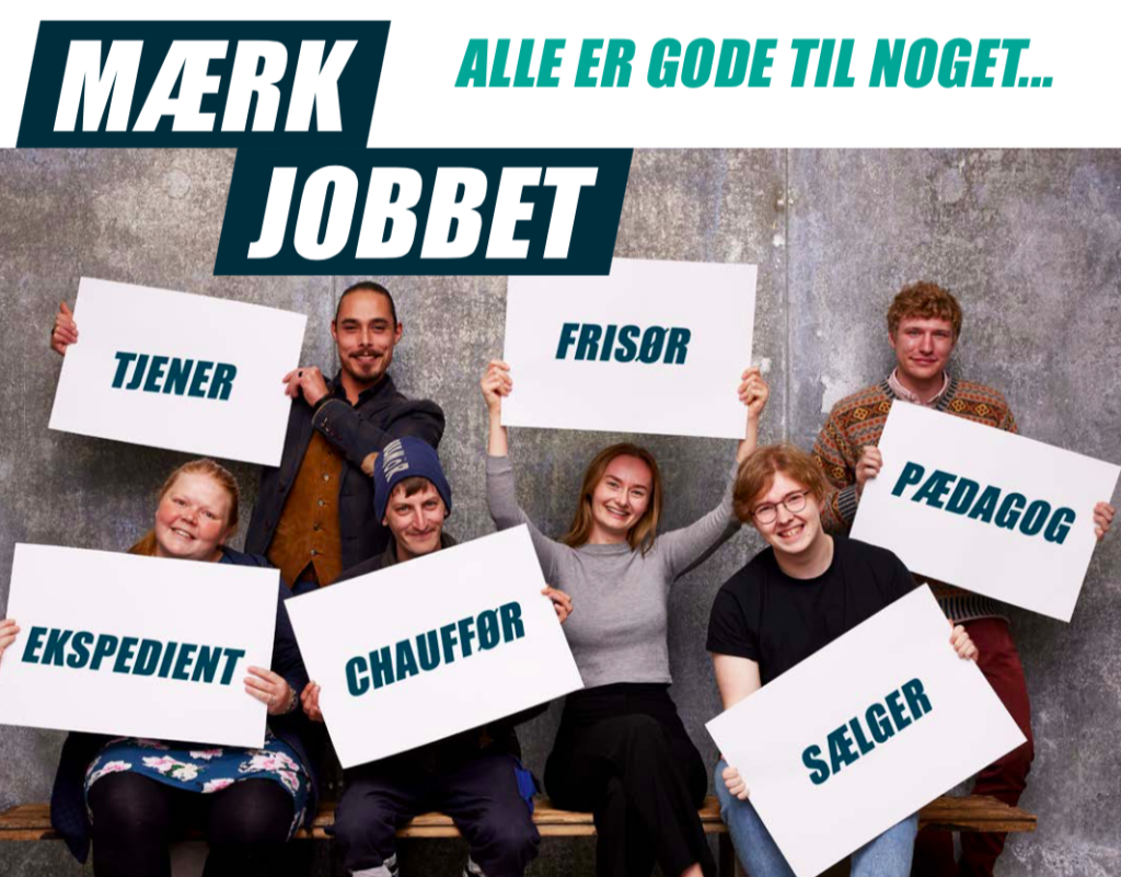 Unge deltagere i Mærk Jobbet med skilte hvorpå deres drømmejobs er skrevet