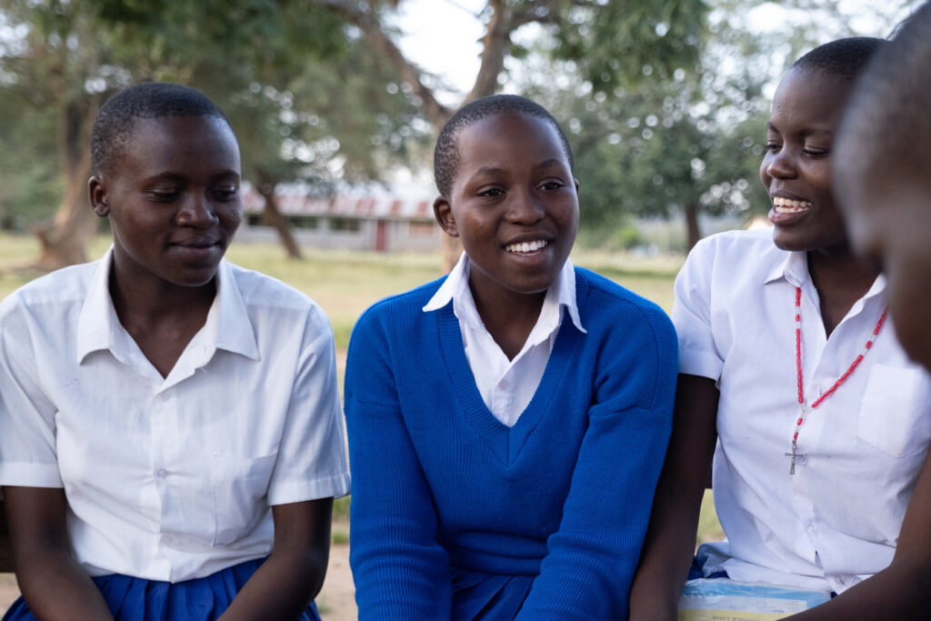 Som peer educator rådgiver Munira (tredje fra venstre) klassekammerater som slås med forskellige vanskeligheder. Foto: Water Mission