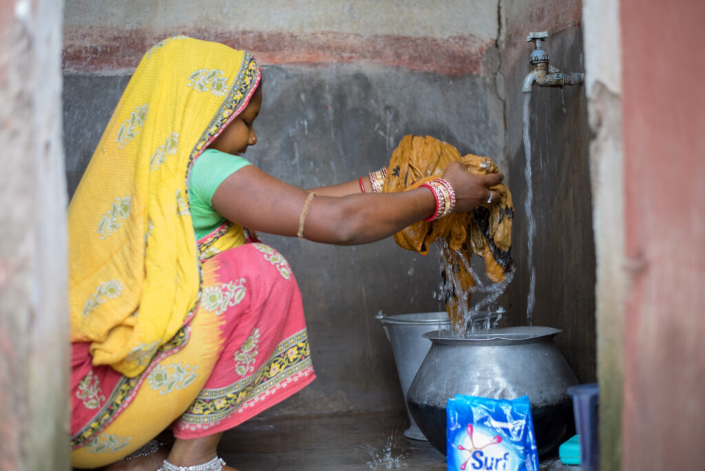 Ganjam, Odisha: Stamme- og landsbykvinder har nu rindende vand til husholdning og bad i egne badeværelser. 