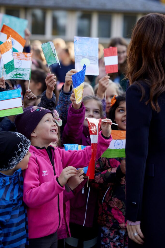 I strålende efterårssol blev Kronprinsessen budt velkommen af Aarhus International Schools knap 350 elever, som viftede med flag fra de i alt 45 forskellige nationaliteter skolen rummer. 