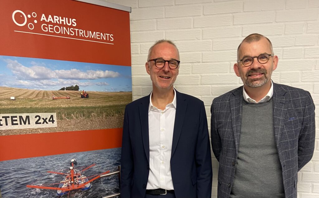 Aarhus GeoInstruments CEO Esben Auken with Executive Director of the Grundfos Foundation Kim Nøhr Skibsted. 