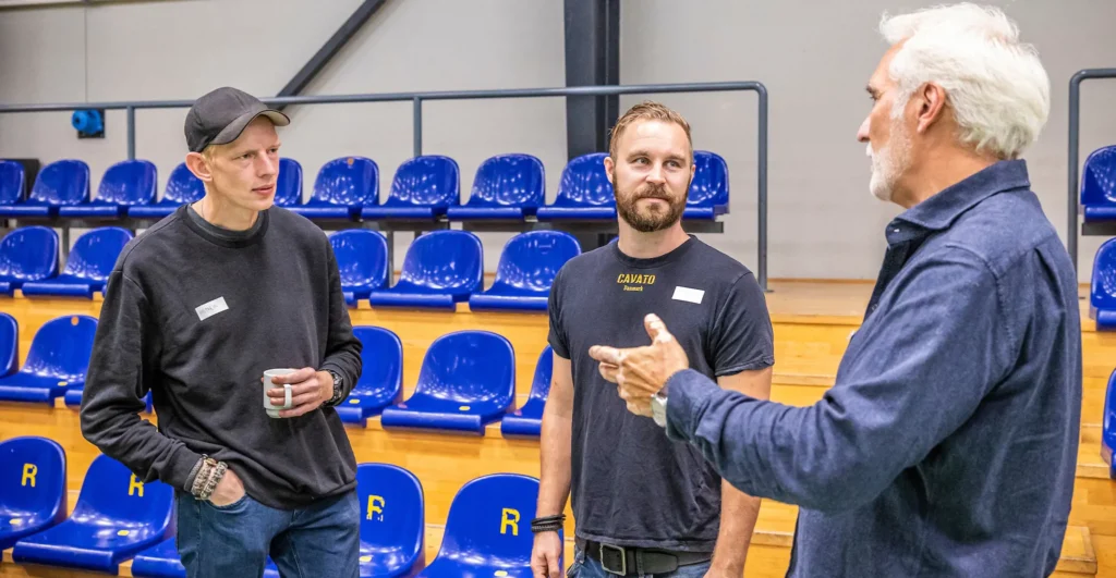 Veteran Henrik Andersen (tv) sammen med veteran og arbejdsgiver Chris Breum i samtale med Morten Stig Christensen fra DHF på jobmatch-dagen i Ringsted i september.