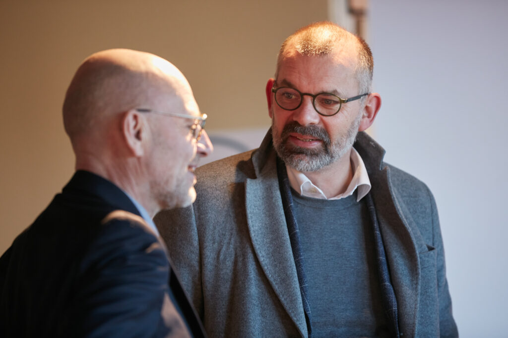 Fondsdirektør Kim Nøhr Skibsted i samtale med Rasmus Kjeldahl, direktør i Børns Vilkår.