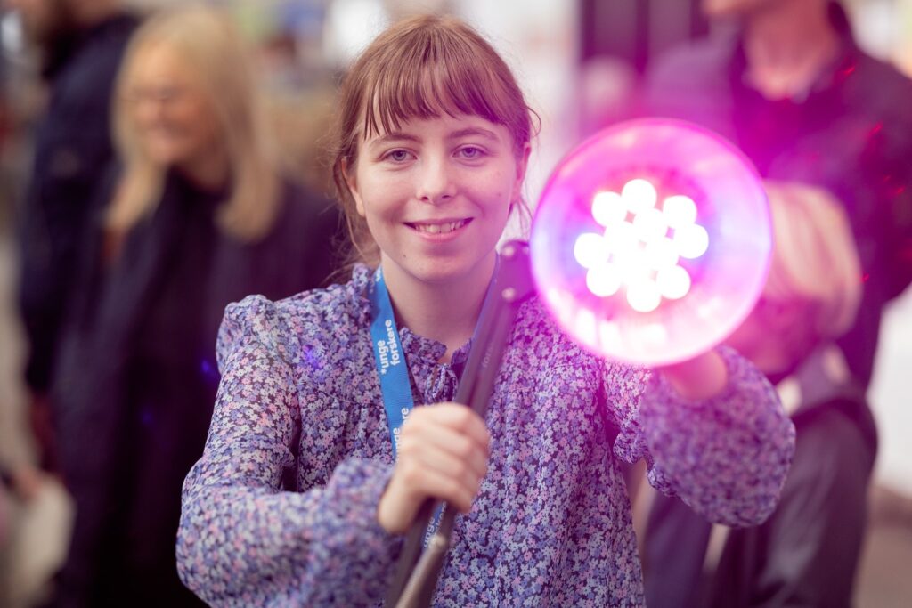 Nanna fremviser tændt UV lampe