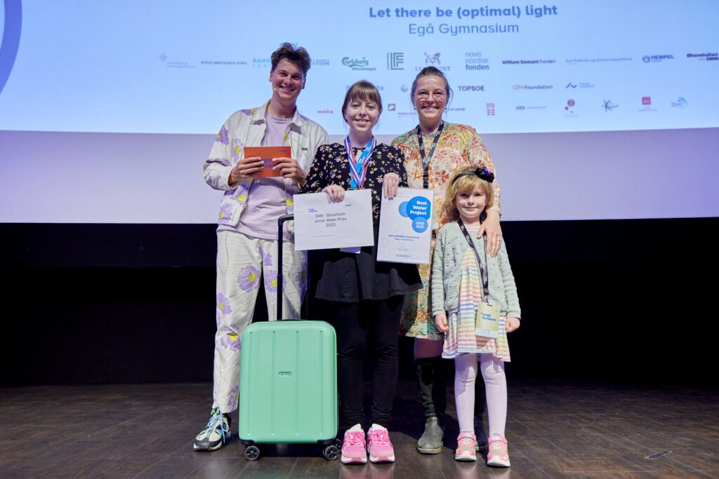 Fra venstre: Lakserytteren (Rasmus Kolbe), Nanna Kalmar, Anne Bisgaard Christensen og datteren Cecilie Bisgaard.