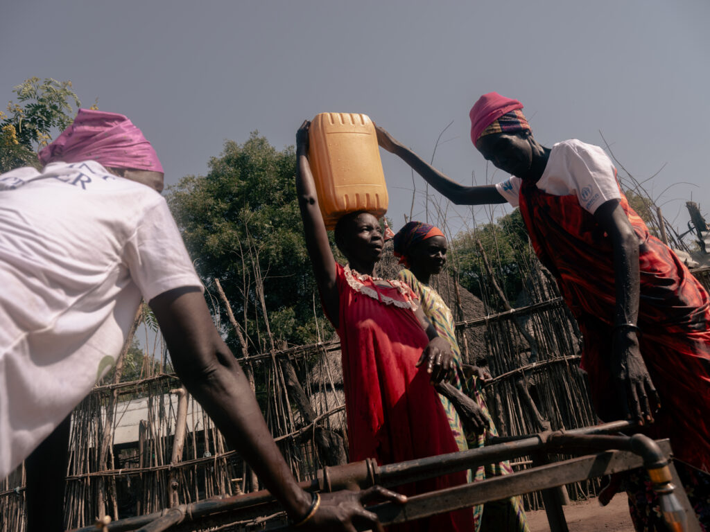 Kvinder henter vand ved vandposten i Pugnido