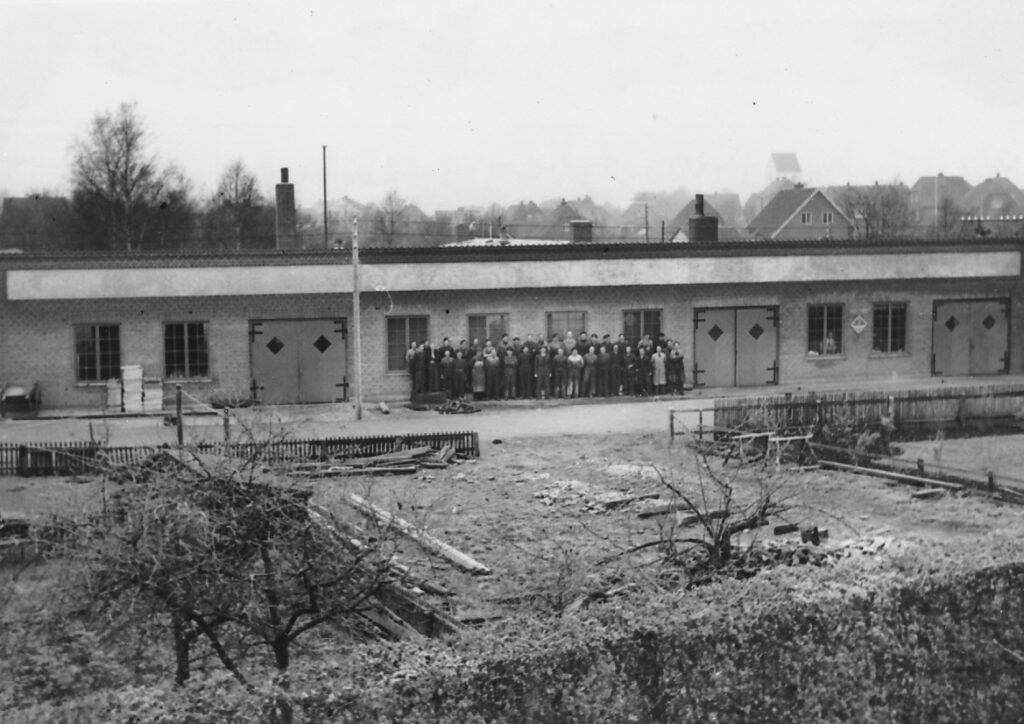 Grundfos staff in front of the South 1 premises, 1959. Gradually, the company grew, several buildings on the site were added for production, and Grundfos eventually outgrew the block and established production elsewhere.