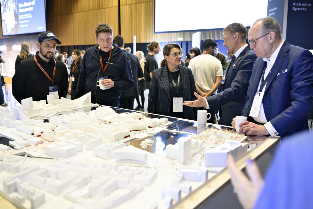 Mennesker der står og peger på en model af Aarhus havn